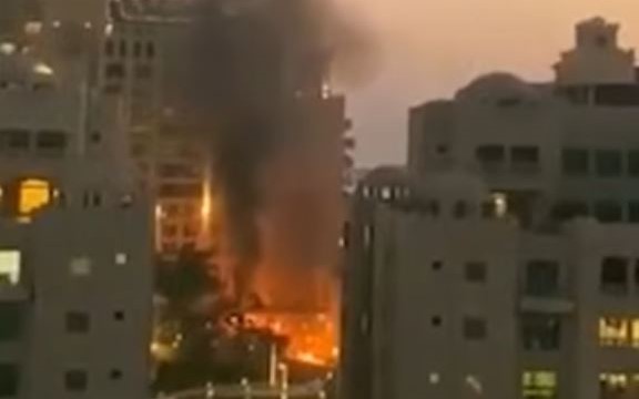 Incendie et épaisse fumée entre des immeubles après un bombardement à Dubaï