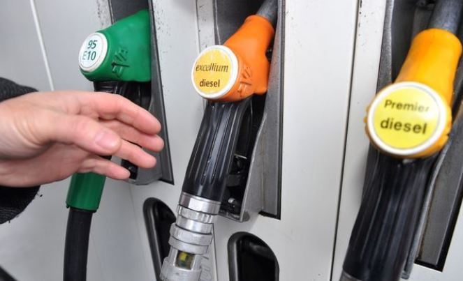 Pompes à carburant avec diesel premium et carburants classiques dans une station-service