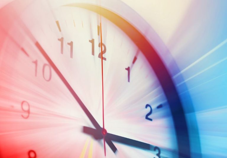 Horloge floue avec effet de vitesse symbolisant l’urgence du temps