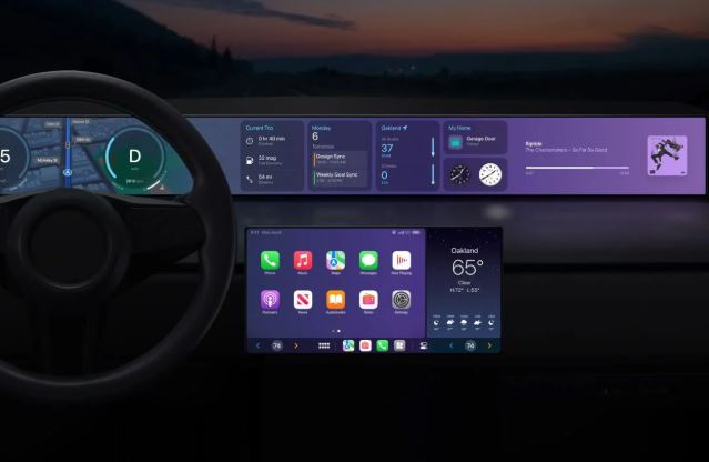 Tableau de bord numérique avec écrans multiples et interface complexe dans une voiture moderne.