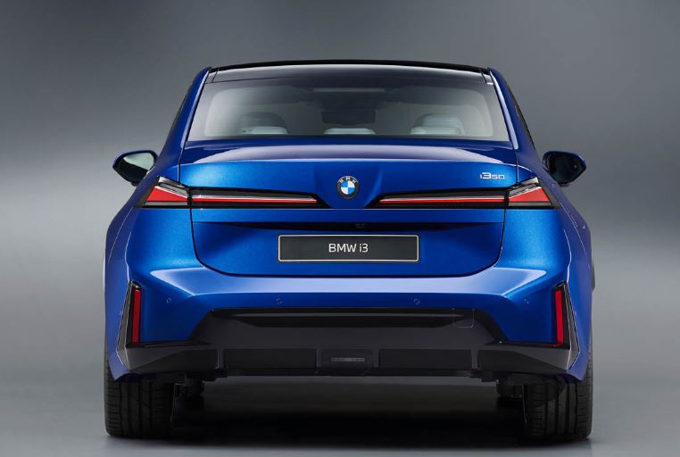 Alt : Arrière de la nouvelle BMW i3 avec signature lumineuse horizontale moderne