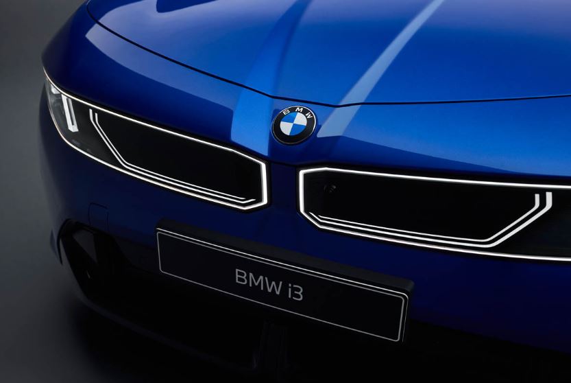 Détail face avant BMW i3 avec calandre fermée et signature lumineuse redessinée