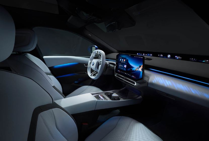 Habitacle de la nouvelle BMW i3 avec écran central et ambiance lumineuse moderne