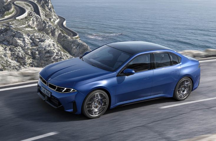 Nouvelle BMW i3 électrique vue de dessus en roulage mettant en valeur ses proportions