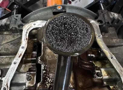 crépine de pompe à huile bouchée pouvant provoquer un cognement moteur