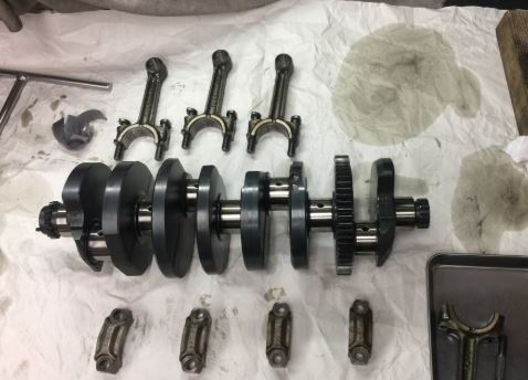 vilebrequin et coussinets de bielle usés pouvant provoquer un claquement moteur