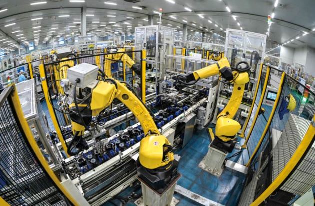 Chaîne de production automatisée BYD avec robots industriels en usine
