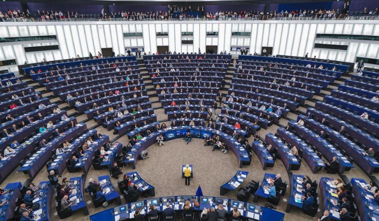Hémicycle du Parlement européen en séance lors de débats sur l’industrie