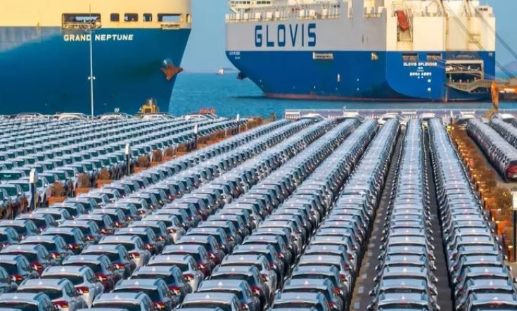 Voitures BYD alignées en attente d’export vers l’Europe sur un port