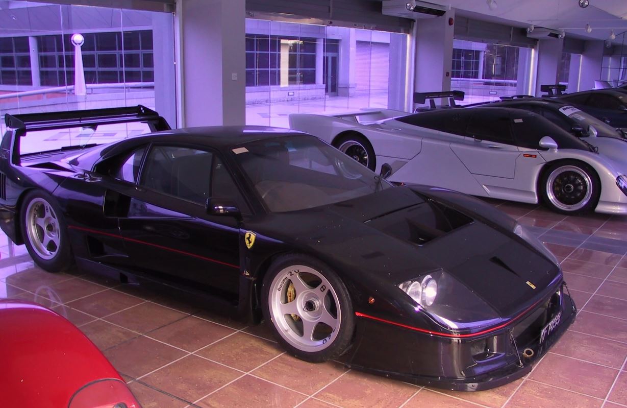 Ferrari F40 LM noire dans la collection du Sultan de Brunei avec supercars rares en arrière-plan