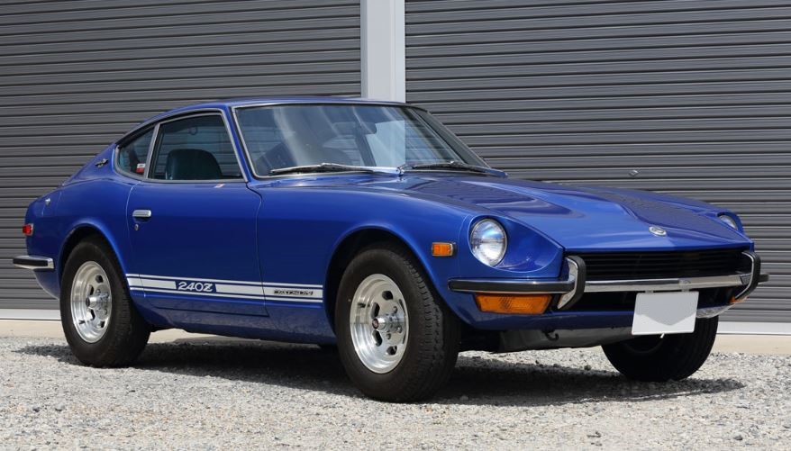 Datsun 240Z bleue de 1970 vue de trois quarts avant, coupé sportif japonais emblématique