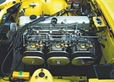 moteur six cylindres en ligne L24 de Datsun 240Z avec triple carburateurs