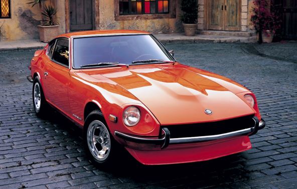 Datsun 240Z orange stationnée mettant en valeur le design du coupé japonais des années 1970