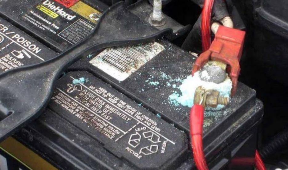borne batterie voiture 12V corrodée dépôts sulfates cause usure batterie