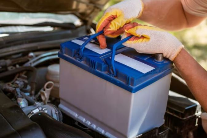 remplacement batterie voiture 12V installation batterie neuve dans moteur