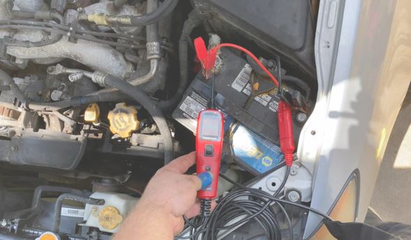 test batterie voiture 12V avec multimètre diagnostic tension batterie