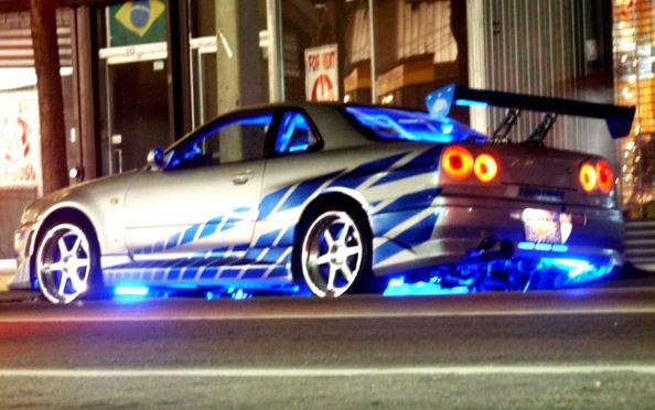 Nissan Skyline GT-R R34 bleue de nuit dans 2 Fast 2 Furious à Miami