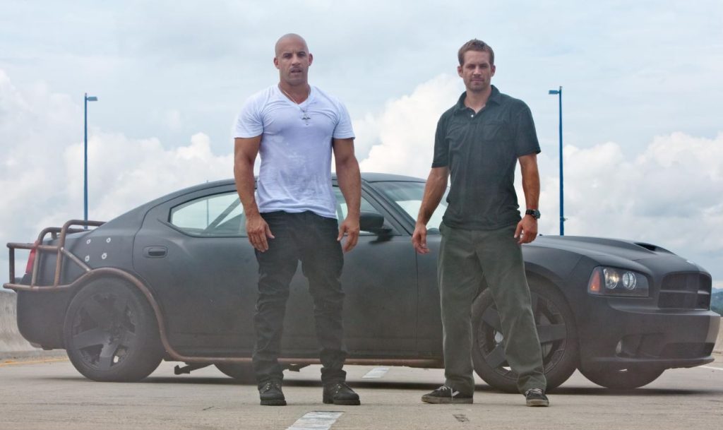 Vin Diesel et Paul Walker devant une Dodge Charger noire dans Fast Five 2011