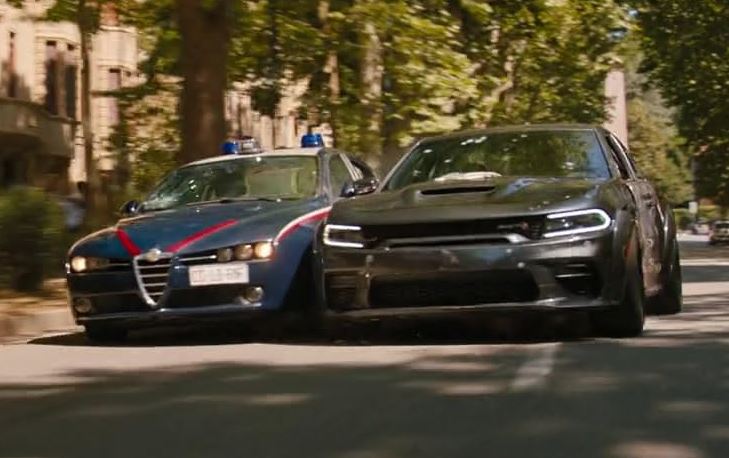 Dodge Charger noire poursuivie par une Alfa Romeo de police dans Fast X 2023