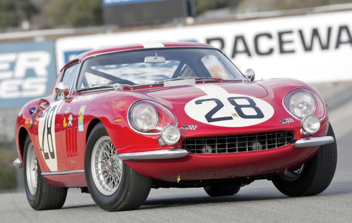 Ferrari 275 GTB rouge en configuration course avec numéro 28 sur le capot