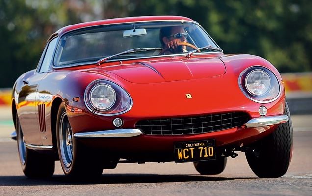 Ferrari 275 GTB rouge roulant de face, capot long et calandre chromée bien visibles