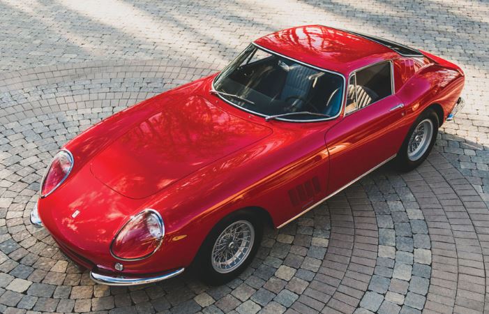 Ferrari 275 GTB rouge vue de dessus sur pavés, ligne élégante et proportions équilibrées