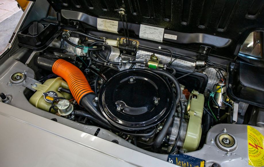 Moteur quatre cylindres central arrière de Fiat X1/9 avec filtre à air circulaire