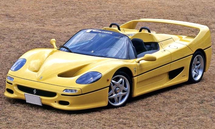 Ferrari F50 jaune en vue trois quarts avant sur terrain sec