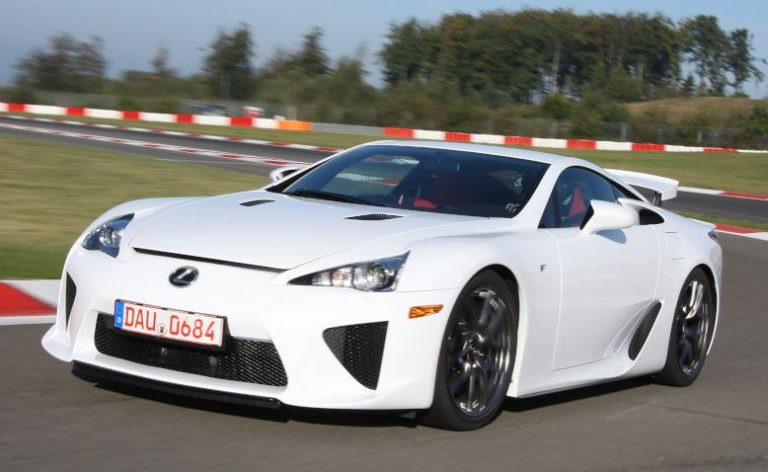 Lexus LFA blanche vue trois quarts avant sur circuit en roulage dynamique
