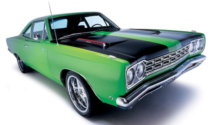 Plymouth Road Runner 426 Hemi verte vue trois quarts avant sur fond clair