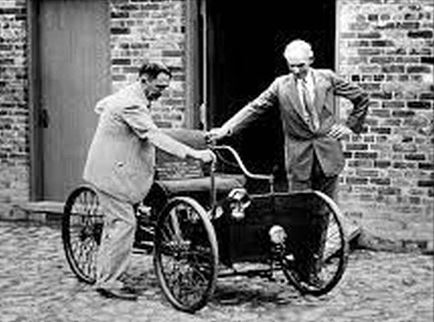 Henry Ford présentant son premier véhicule expérimental à moteur à essence