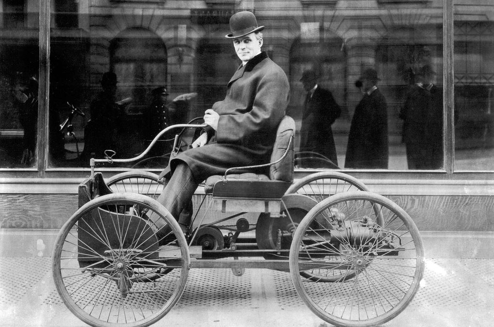 Henry Ford testant son premier véhicule expérimental le quadricycle en 1896