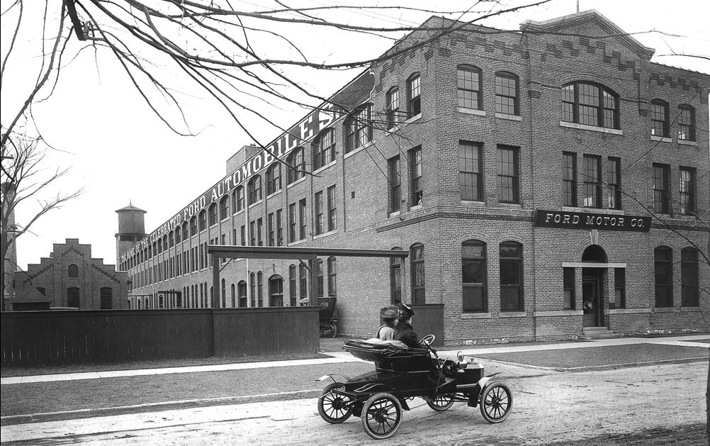 usine Ford Motor Company à Detroit vers 1906 avec une Ford Model T devant le bâtiment