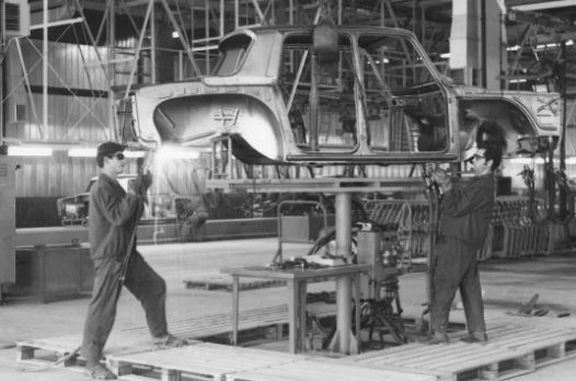 Chaîne de production Dacia 1100 en Roumanie en 1972 usine automobile