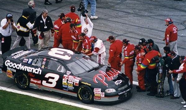 Dale Earnhardt vainqueur du Daytona 500 célébration sur la piste