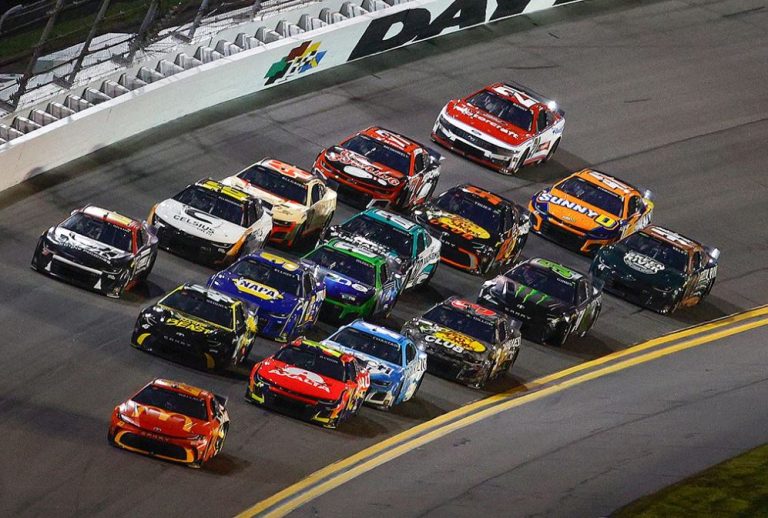 départ du Daytona 500 peloton NASCAR sur le Daytona International Speedway