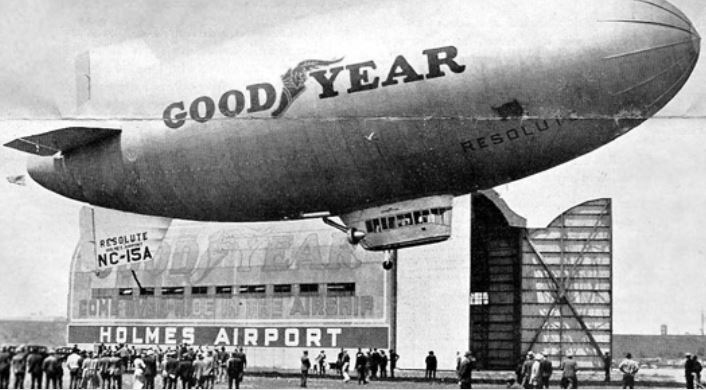 Dirigeable Goodyear historique devant hangar aux États-Unis années 1930