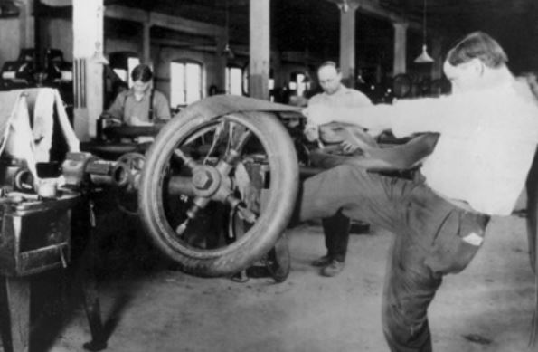 Ouvriers dans l’usine Goodyear Tire and Rubber à Akron début XXe siècle