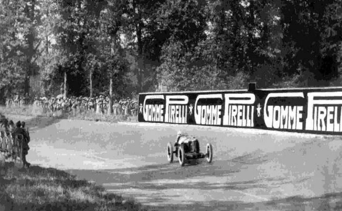 mur publicitaire Gomme Pirelli le long d’un circuit automobile en 1929