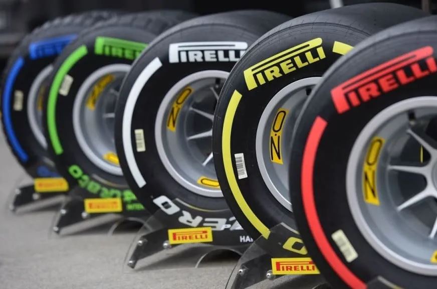 pneus Pirelli utilisés en Formule 1 avec marquages de gommes différentes