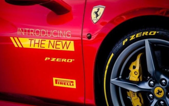 Ferrari équipée de pneus Pirelli P Zero en première monte