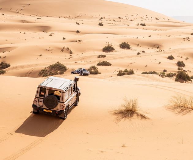 4x4 engagé dans le Rallye Aïcha des Gazelles dans les dunes du désert