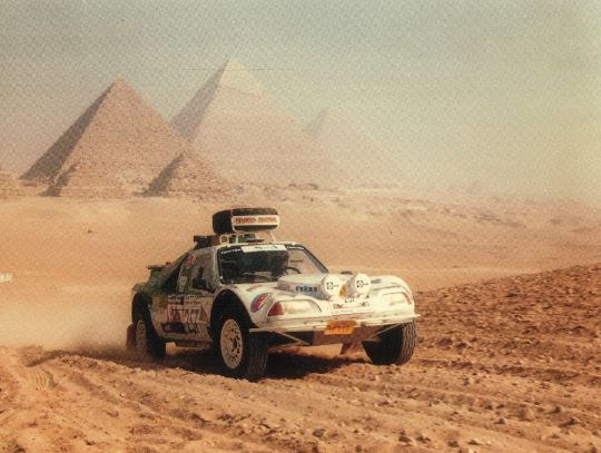 buggy engagé dans le Rallye des Pharaons traversant le désert égyptien
