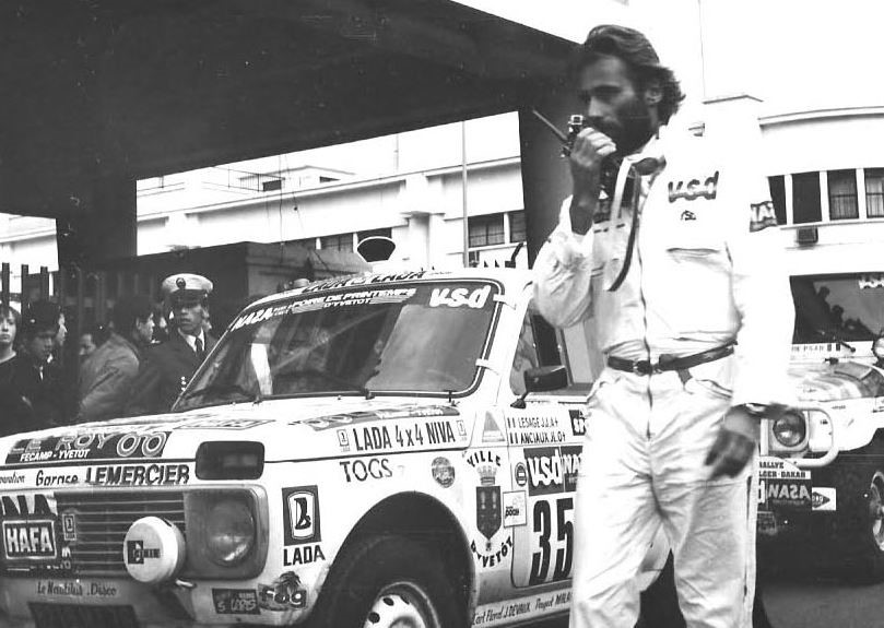 Thierry Sabine devant une Lada Niva lors du Paris Dakar en 1986