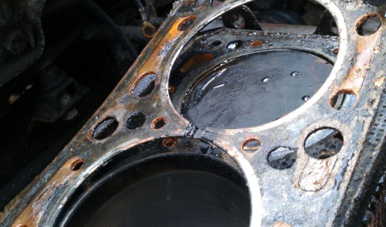 Joint de culasse HS avec fuite visible entre deux cylindres sur bloc moteur