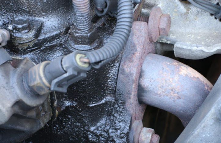 Fuite d’huile sur bloc moteur due à un joint de culasse défectueux