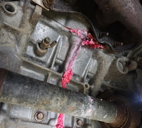 Joint de culasse HS avec fuite visible de liquide de refroidissement à l’extérieur