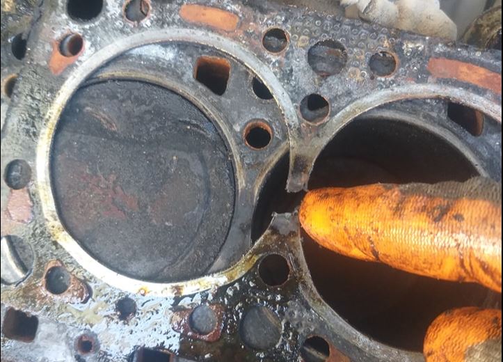 Joint de culasse HS avec fuite entre deux cylindres et perte de compression