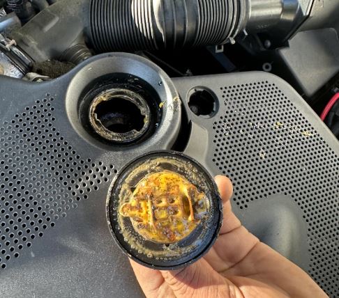 Mayonnaise sur bouchon moteur signe de mélange huile et liquide de refroidissement