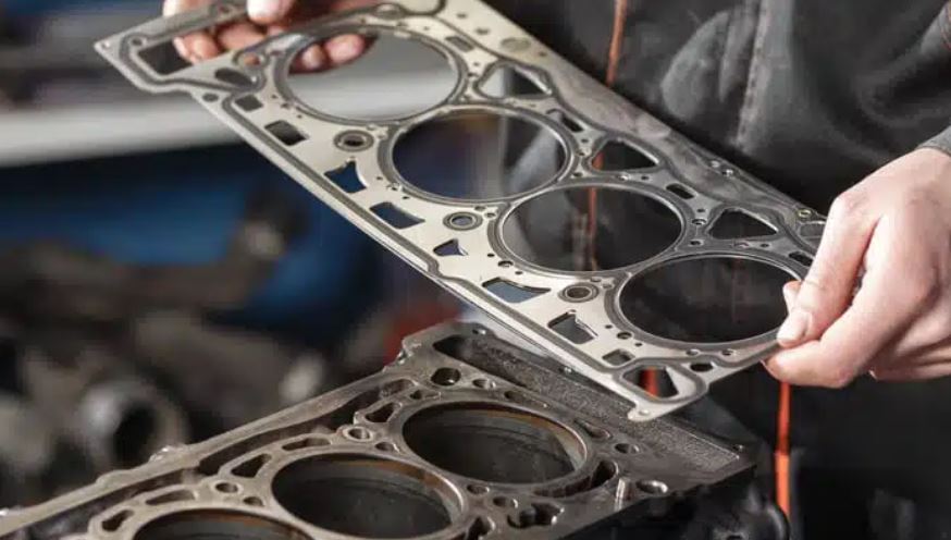 Joint de culasse près du  bloc moteur avant remontage vue d’ensemble